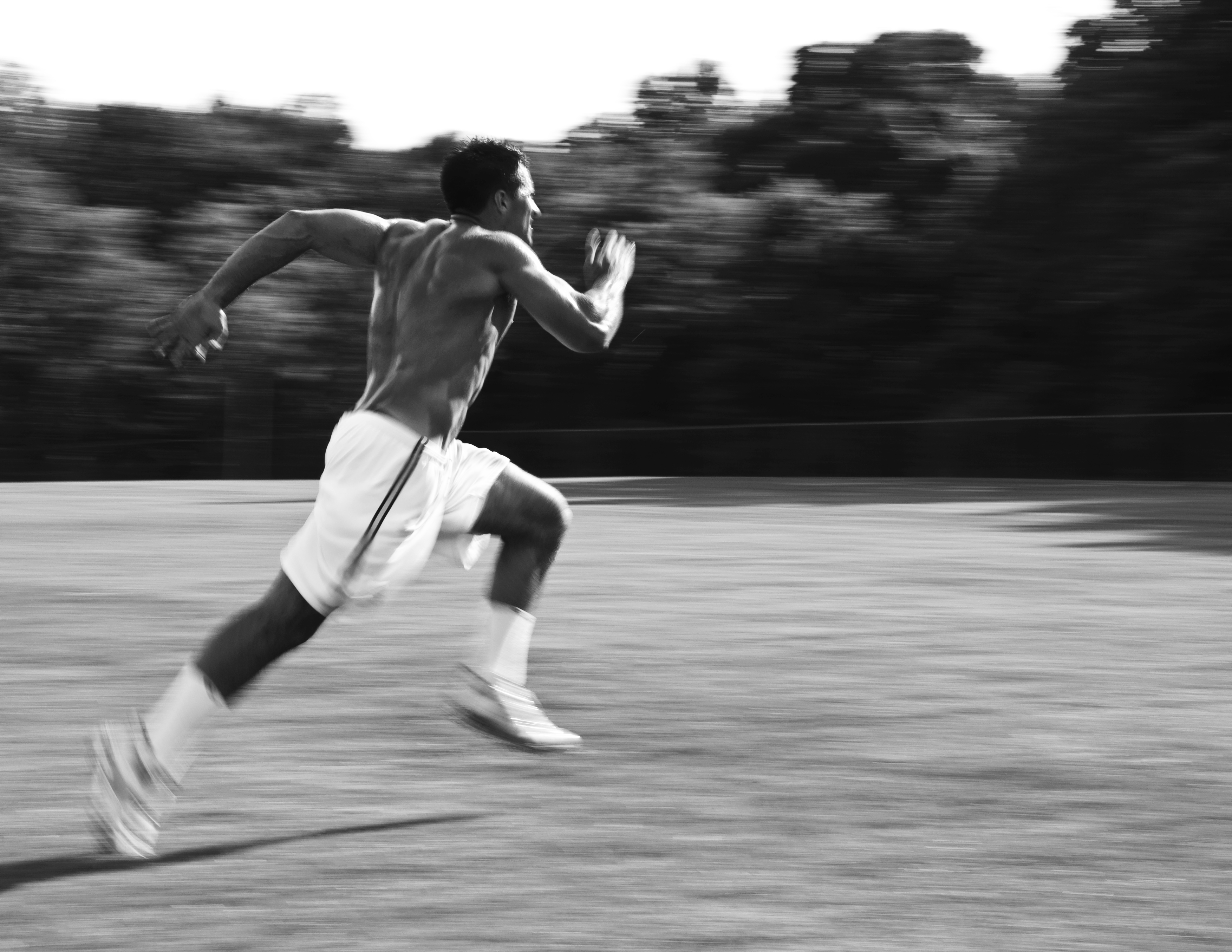 Бегать быстрее пули. Фотографии спортсменов в движении. Фото спортсменов в движении интересная композиция. Фото спортсменов в движении напряжением. Чёрно-белые фото спортсмены в пыли.